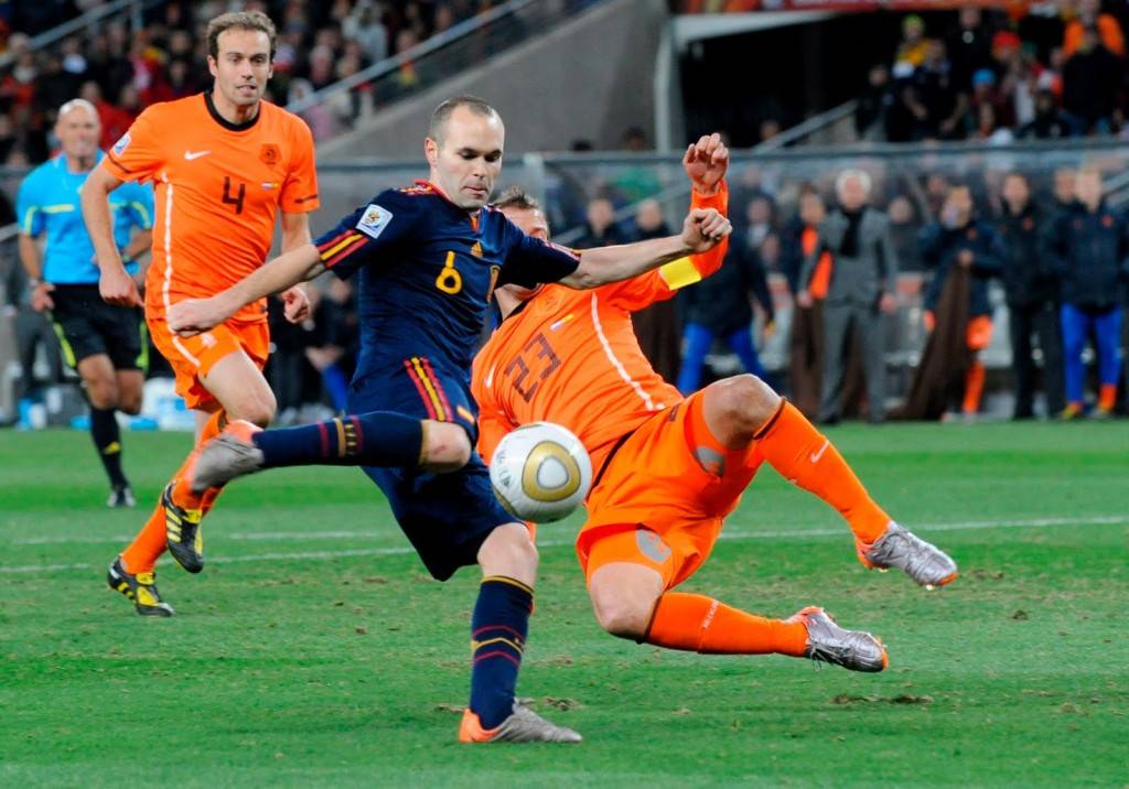 A. Iniesta se dispone a chutar para marcar el gol que le daría a España su primer mundial. Fue el mundial de 2010