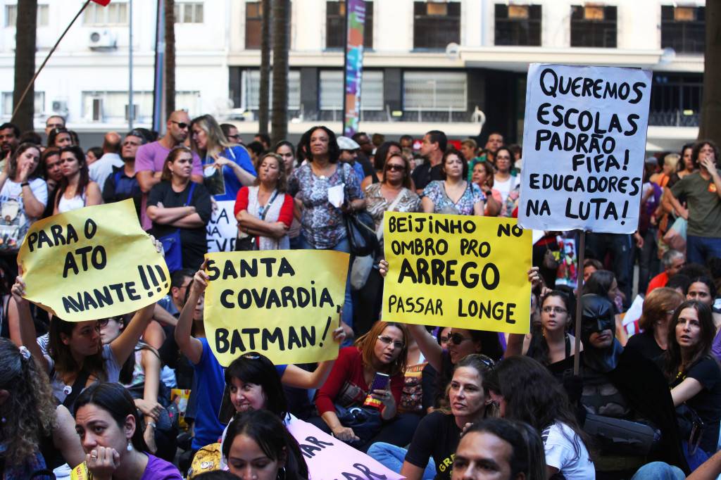 "FIFA: queremos escuelas", se lee en las pancartas de los profesores en huelga. / Lorena P. Durany