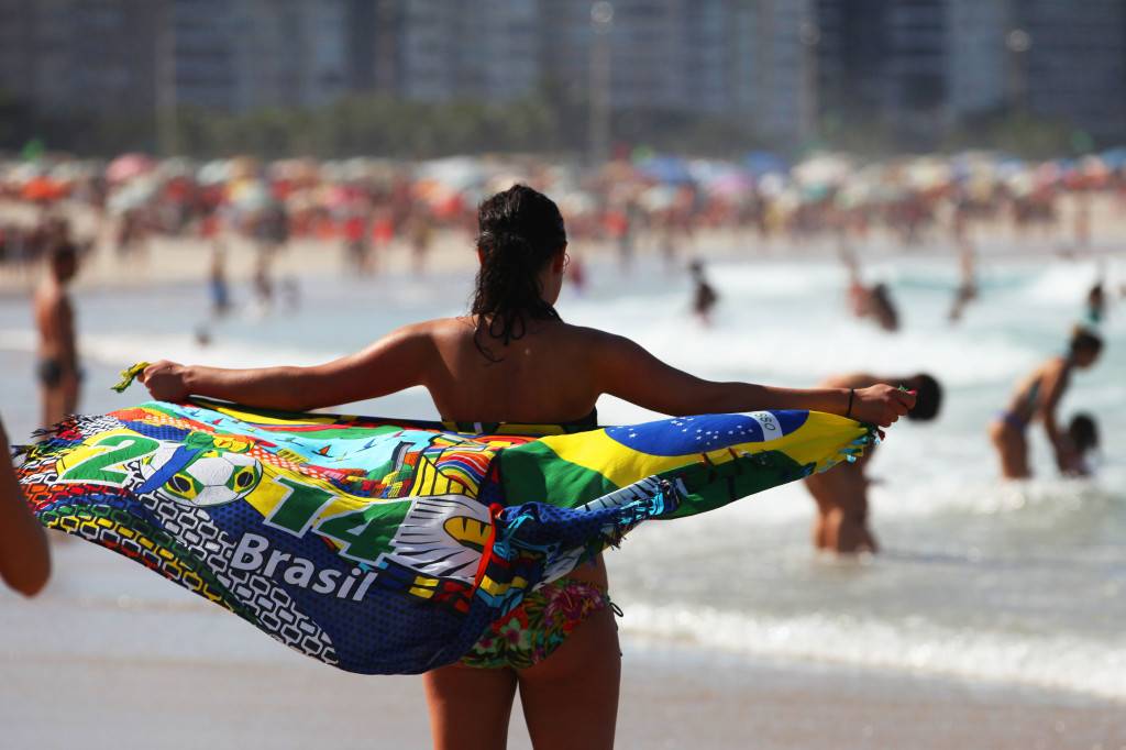 Una bañista sujeta un pareo de Brasil en Copacabana. / Lorena P. Durany