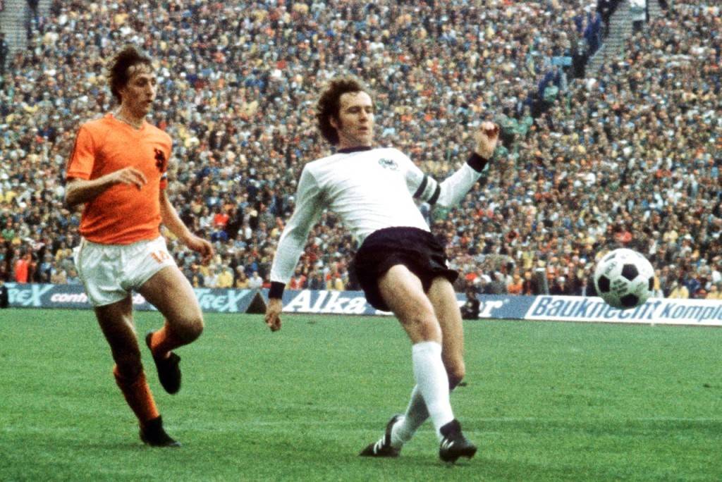 Beckenbauer corta una bola en la final del Mundial'74 ante Cruyff.