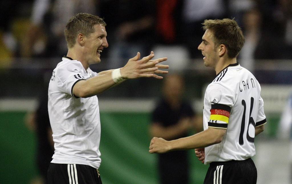 Schweinsteiger y Lahm celebran un gol.