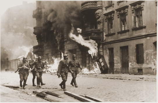 Soldados nazis durante la destrucción del guetto de Varsovia
